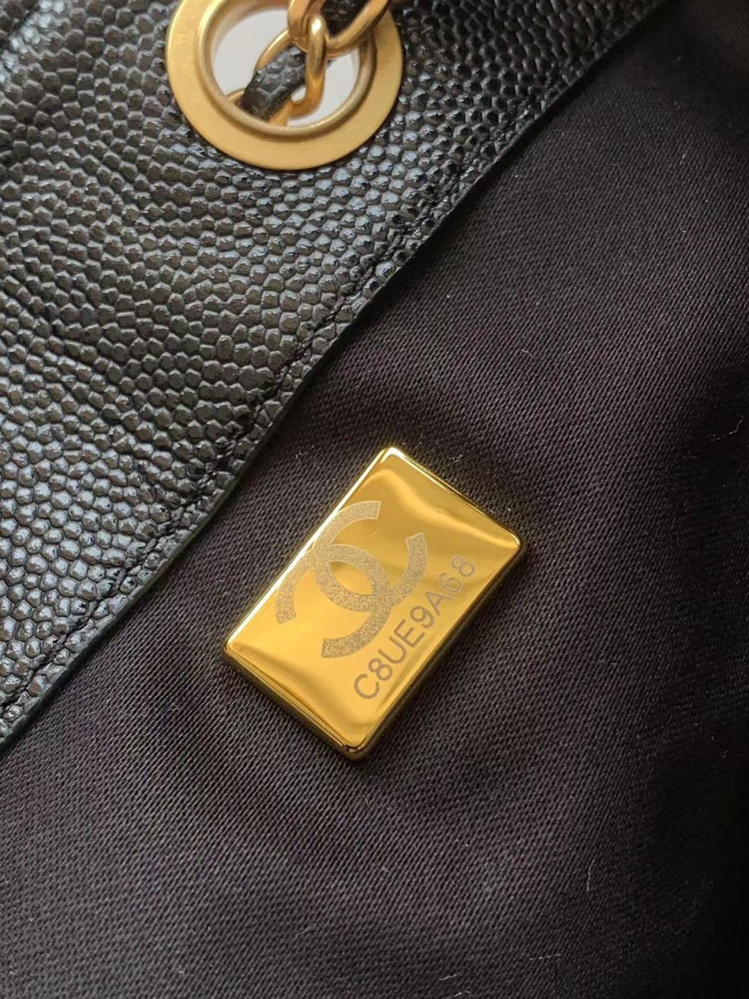 CC 25 小號手提包,粒面小牛皮 & 金金屬包