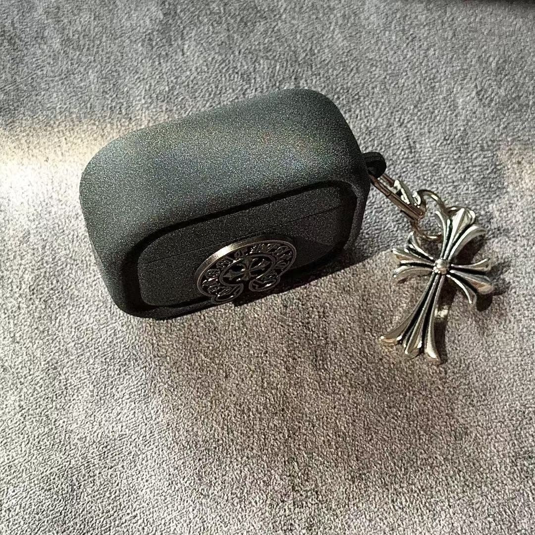 AirPod-Hülle im Cross-Design mit Anhänger