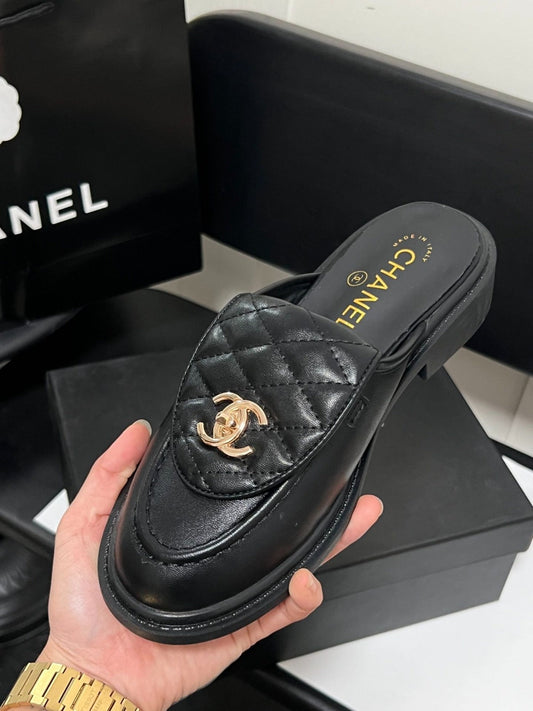 Lichte luxe gewatteerde muiltjes met metalen gesp