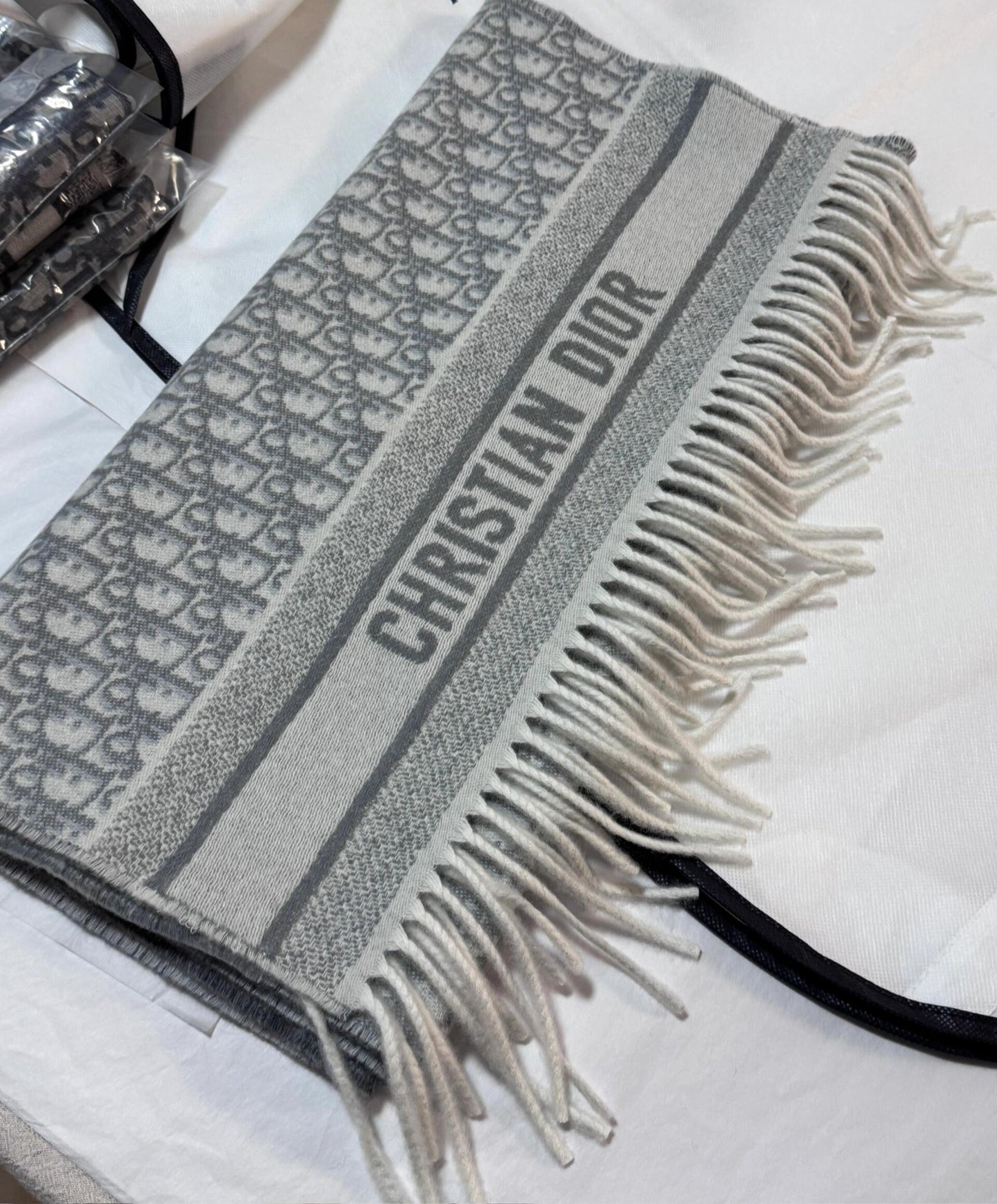 High-grade gray jacquard tassel scarf, autumn and winter warm and soft shawl, temperament commuting versatile scarf