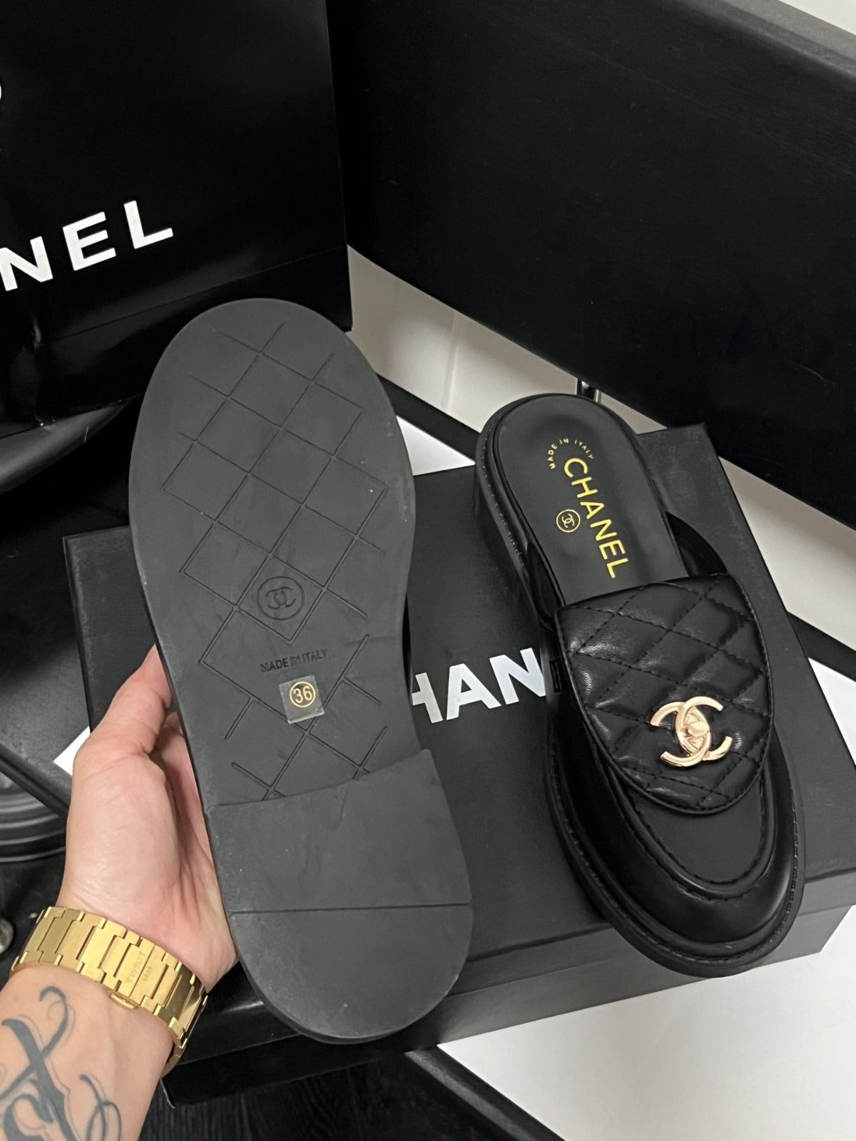 Lichte luxe gewatteerde muiltjes met metalen gesp