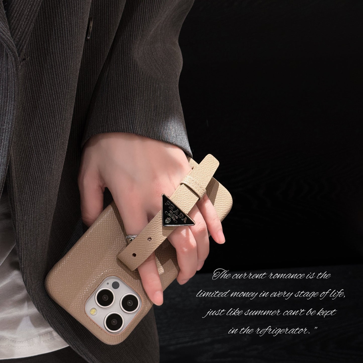 حافظة آيفون بمقبض جلدي