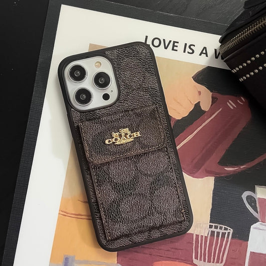 Capa Coach para iPhone com carteira porta-cartão marrom escuro -SZK240425