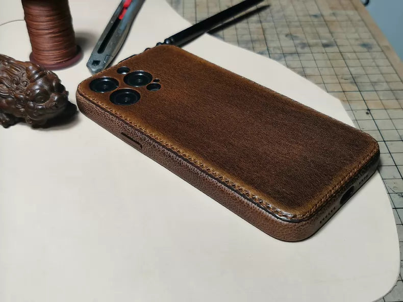 Funda para iPhone de cuero curtido vegetal hecha a mano de Kakavy - Edición Vintage Patina