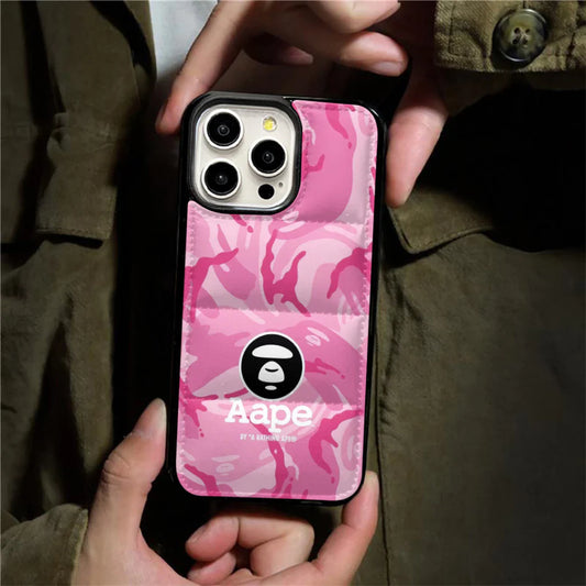 Capa para iPhone com estampa camuflada Ape Style Down Filled Puffer