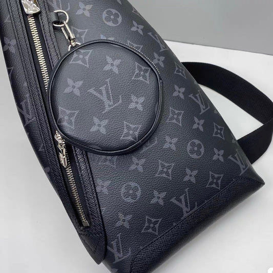Minimalistische Brusttasche mit abnehmbarem Beutel
