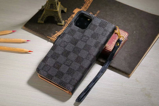 Capa tipo carteira Lou Monogram para iPhone – tabuleiro de xadrez preto