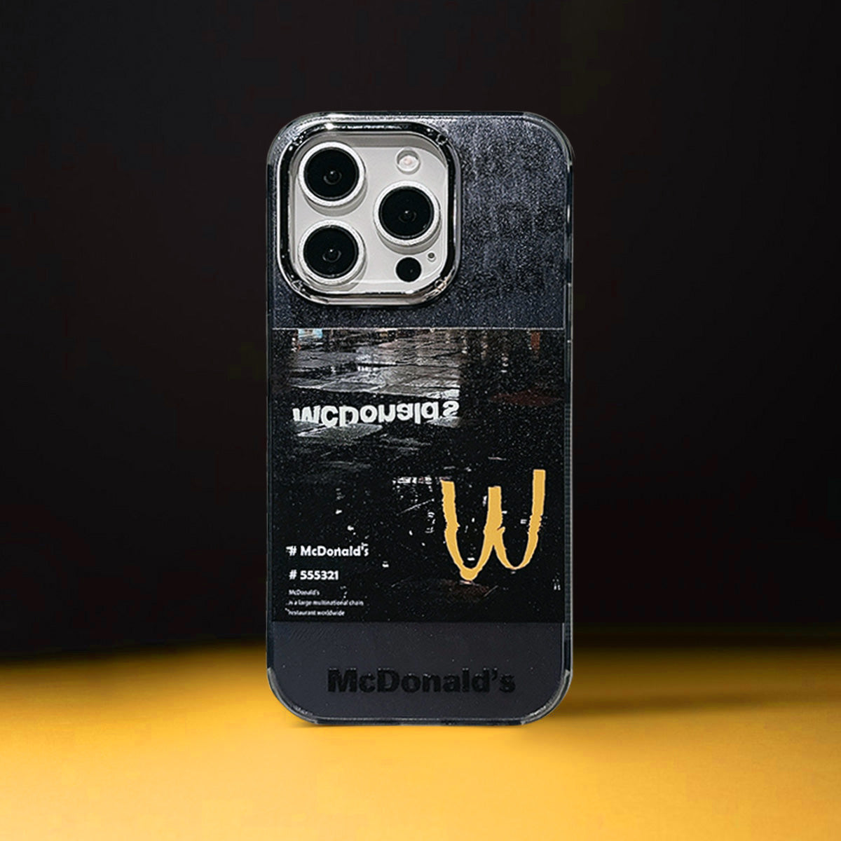 Capa limitada para iPhone | Restaurante Fast Food na Chuva