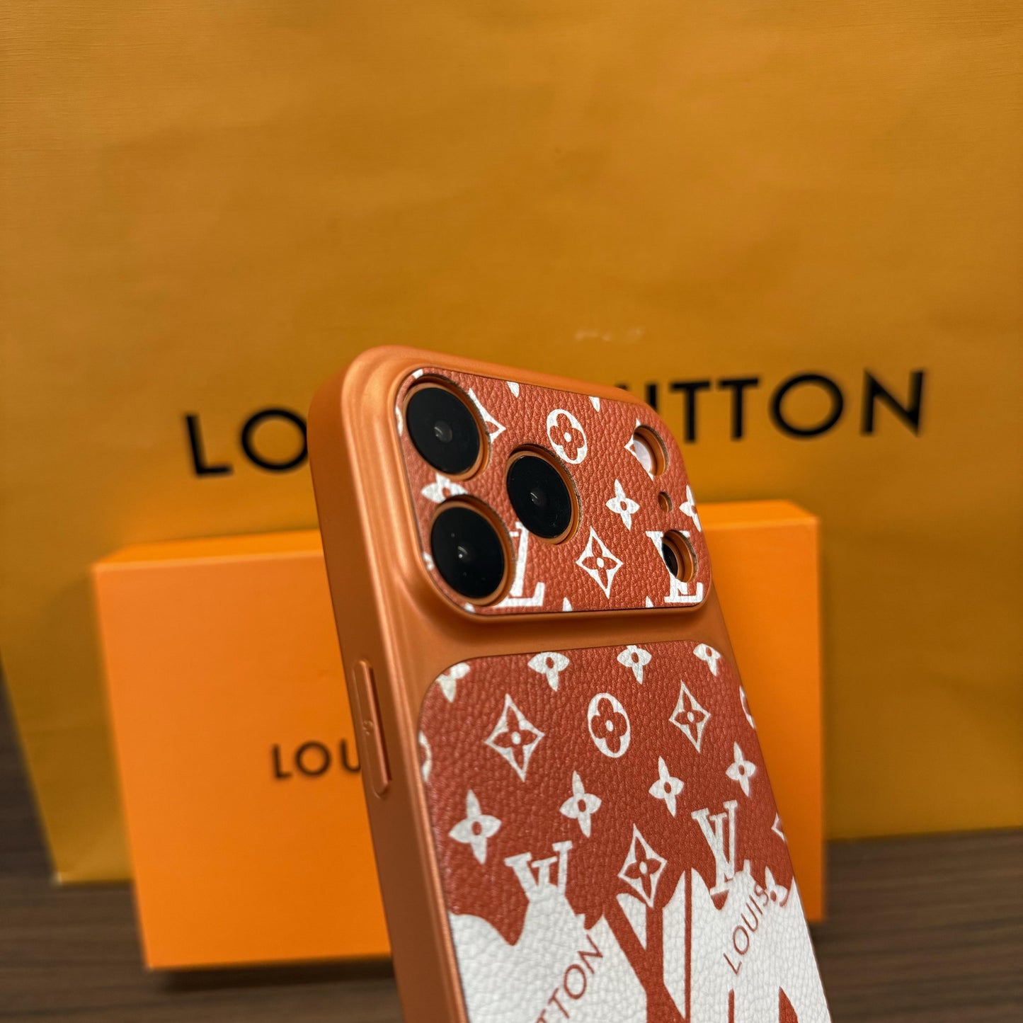 Кожаный чехол для iPhone в иллюстративном стиле с монограммой