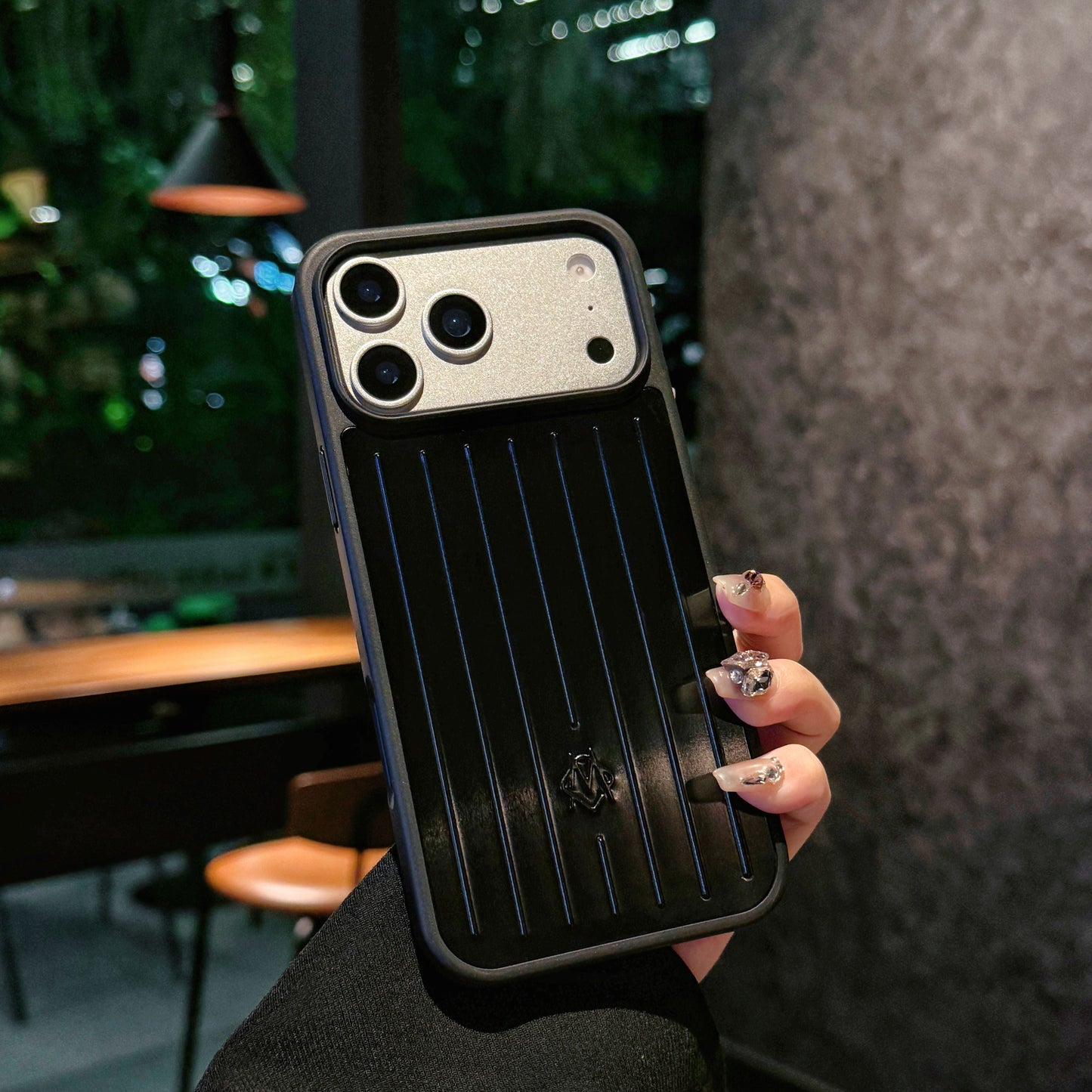 Ribbed Metallic Armor iPhone-kotelo – Tyylikäs suojaus, joka on saanut inspiraationsa matkustamisesta