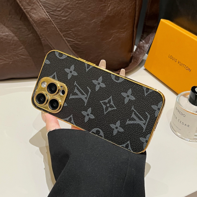 전기 도금된 골드 엣지의 Lou 클래식 모노그램 iPhone 케이스