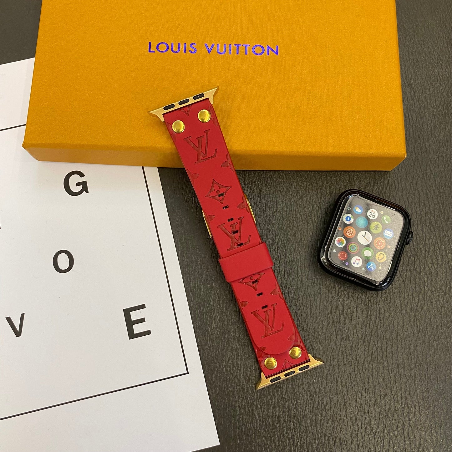 Bracelet de rechange Apple avec décoration en rivets et monogramme en relief WATCH BANDS