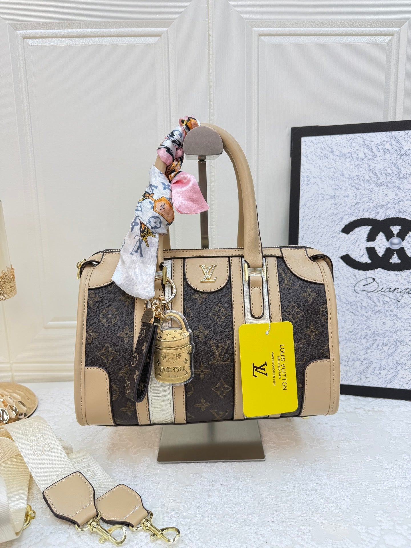 Musta ja värillinen kuvioitu käsilaukkusarja - metallia korostavat monikäyttölaukut