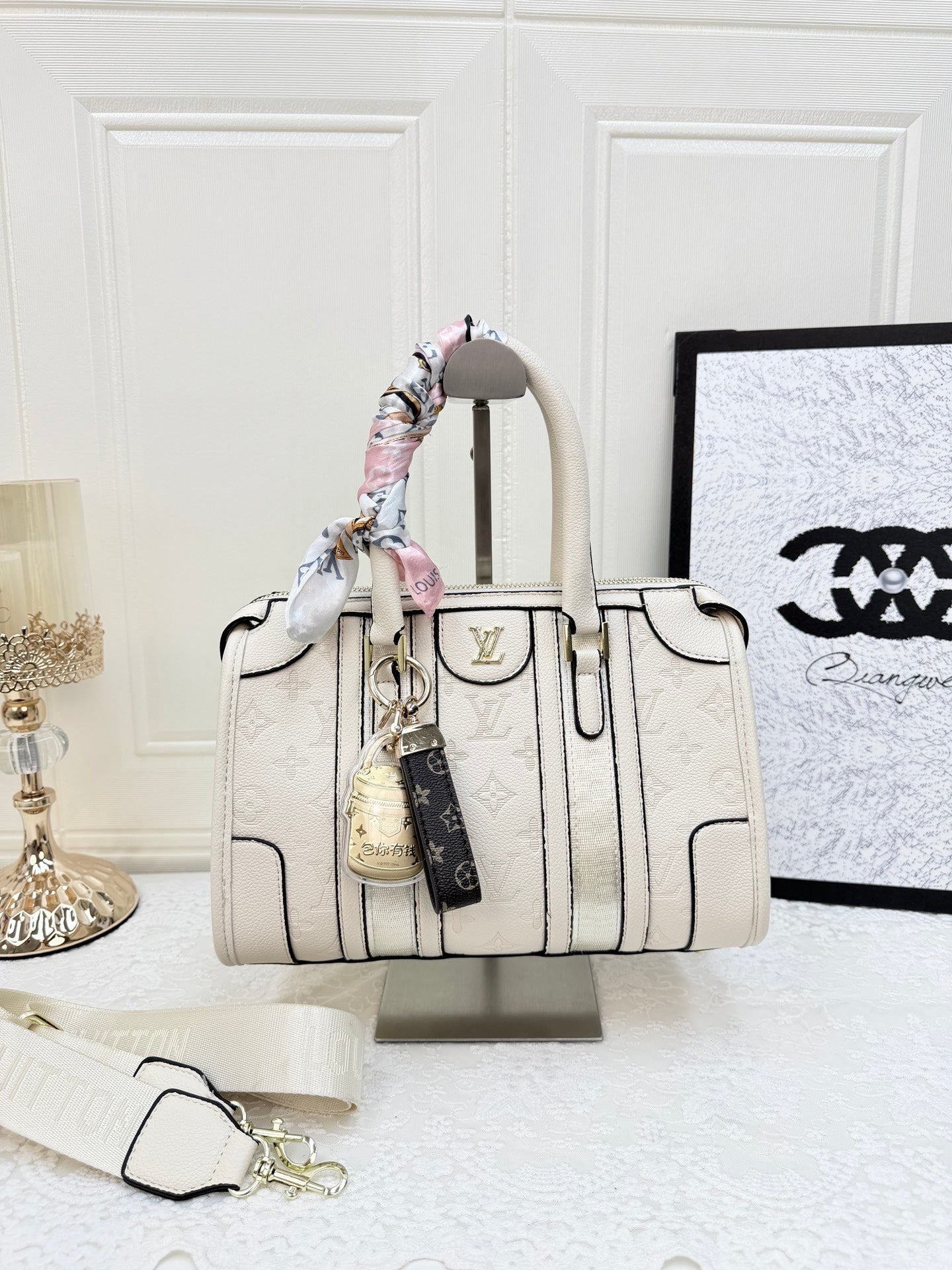 Musta ja värillinen kuvioitu käsilaukkusarja - metallia korostavat monikäyttölaukut