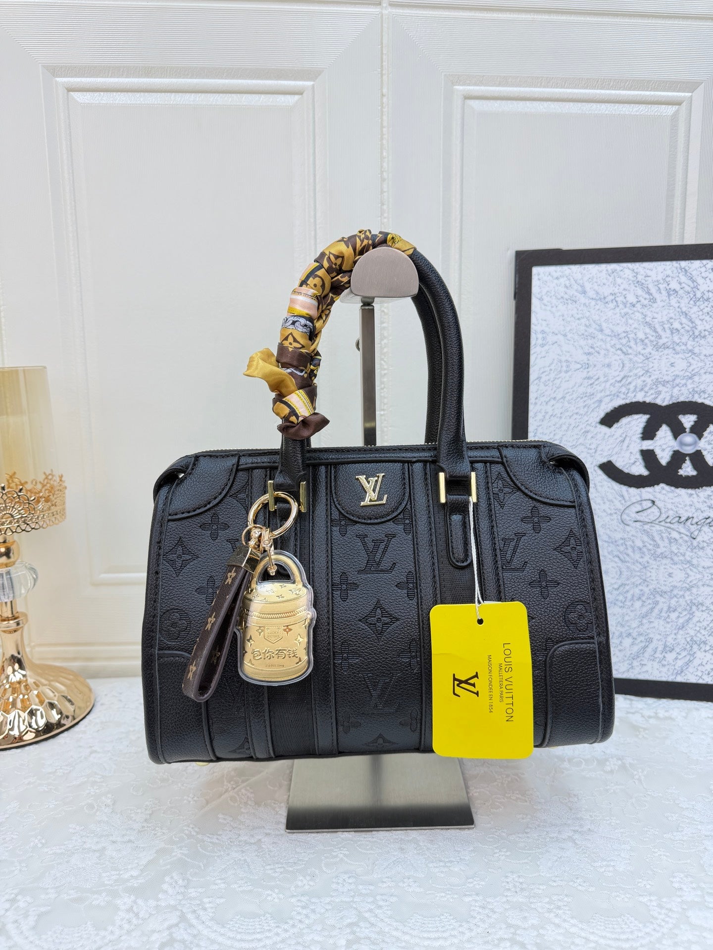 Musta ja värillinen kuvioitu käsilaukkusarja - metallia korostavat monikäyttölaukut