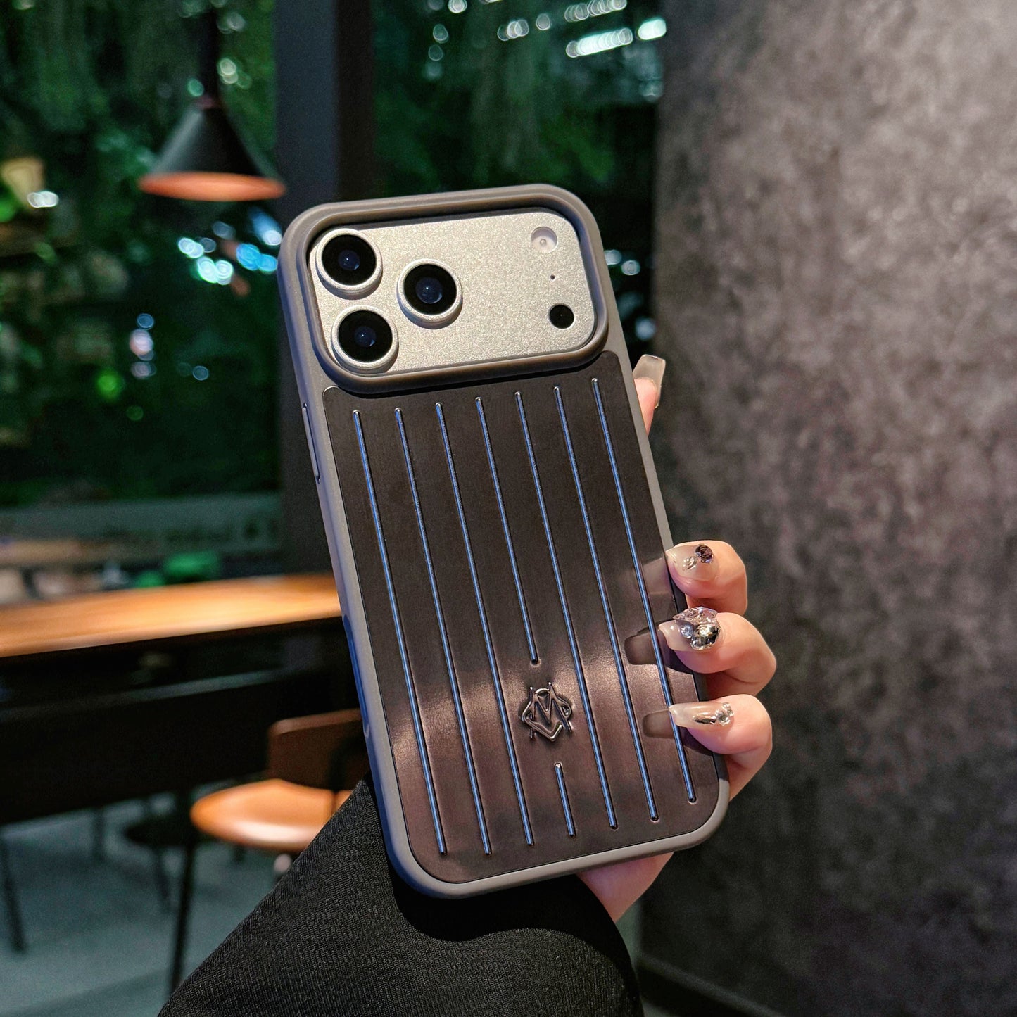 Ribbed Metallic Armor iPhone-kotelo – Tyylikäs suojaus, joka on saanut inspiraationsa matkustamisesta