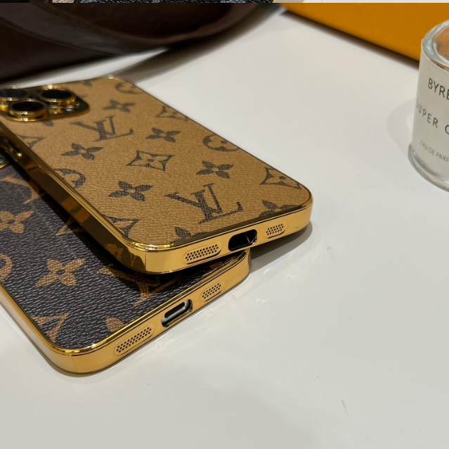 전기 도금된 골드 엣지의 Lou 클래식 모노그램 iPhone 케이스