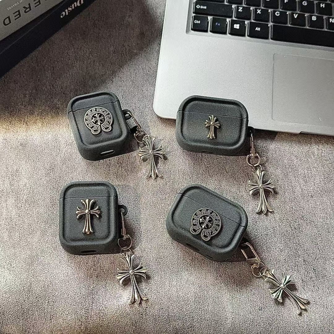 AirPod-Hülle im Cross-Design mit Anhänger