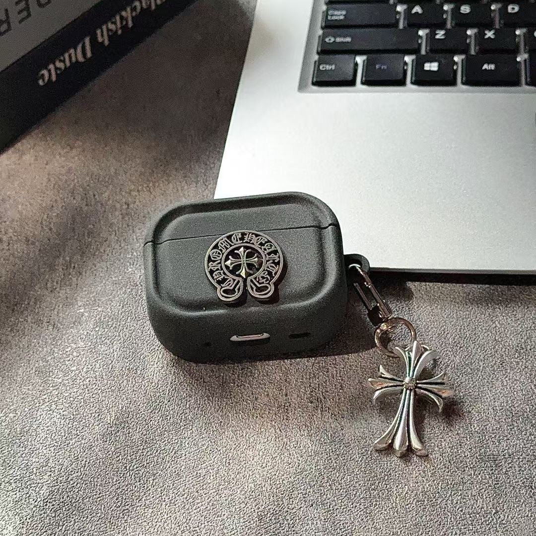 AirPod-Hülle im Cross-Design mit Anhänger