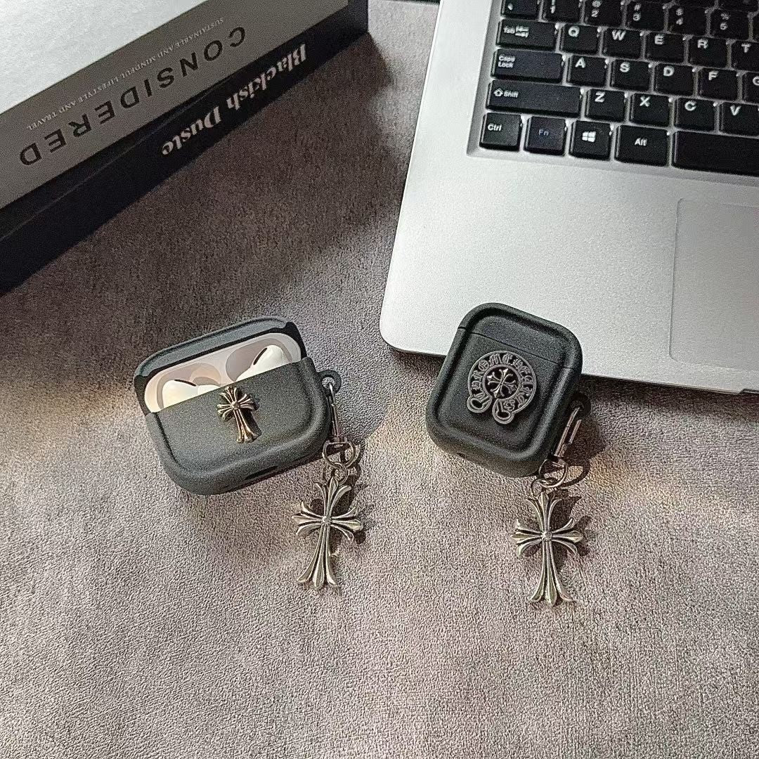 AirPod-Hülle im Cross-Design mit Anhänger