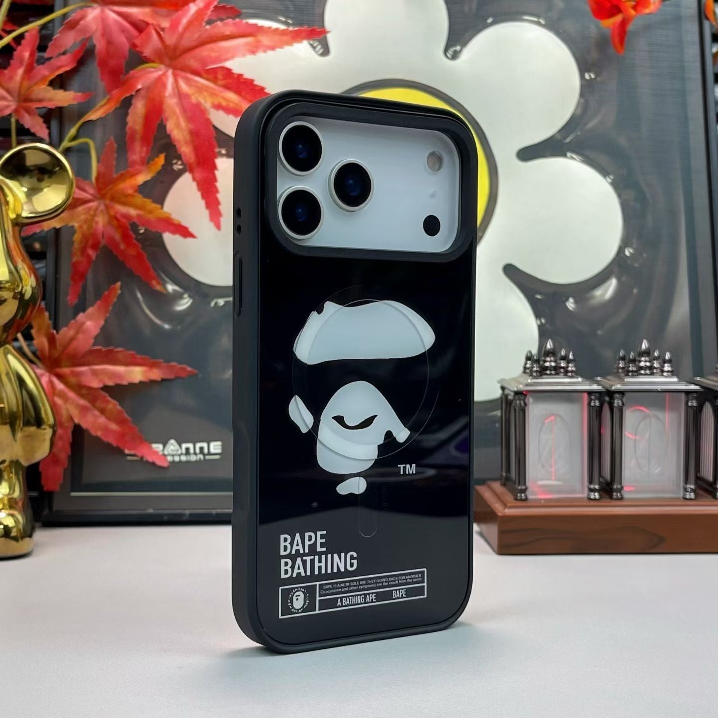 Ape Purple oder Black MagSafe iPhone Hülle