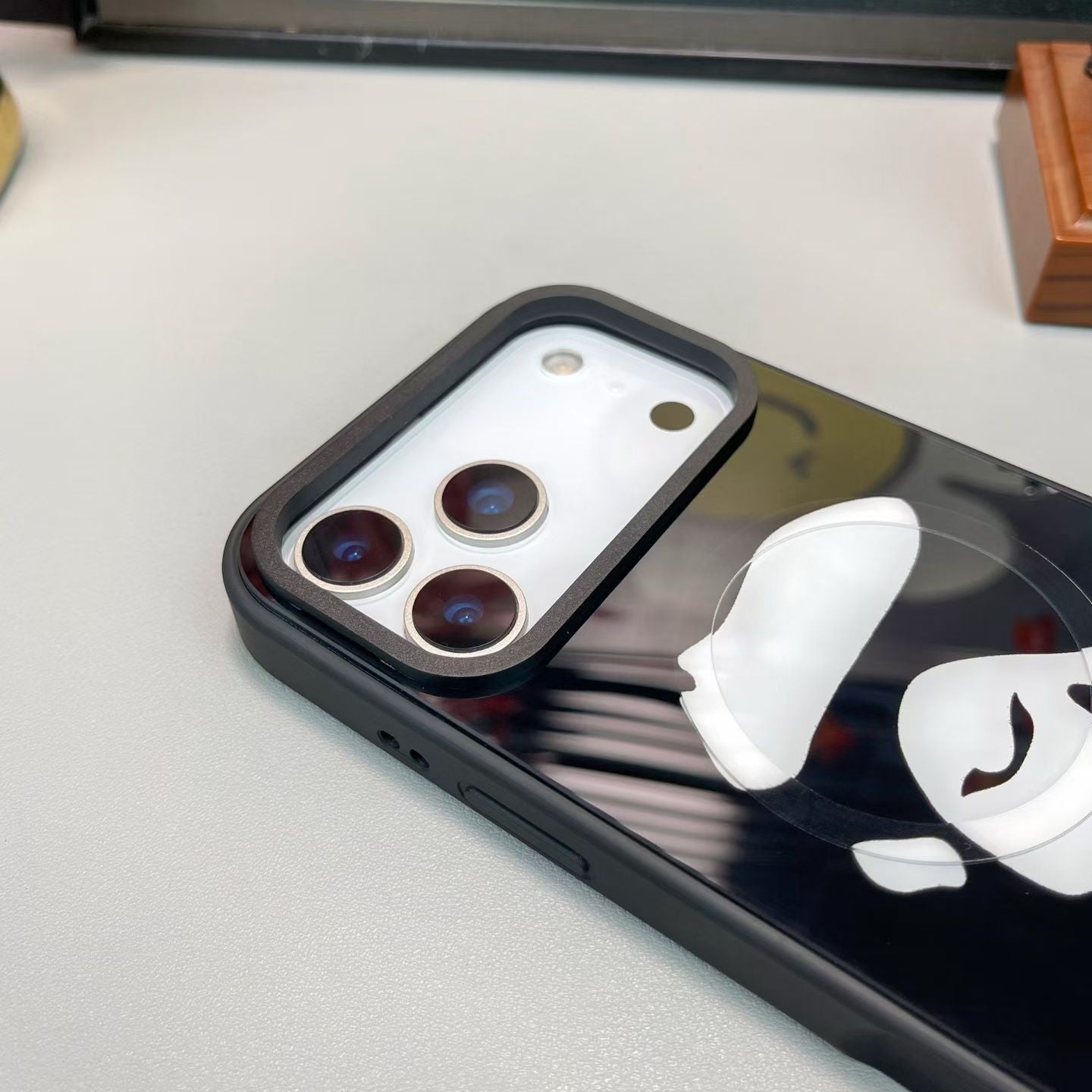 Ape Purple oder Black MagSafe iPhone Hülle