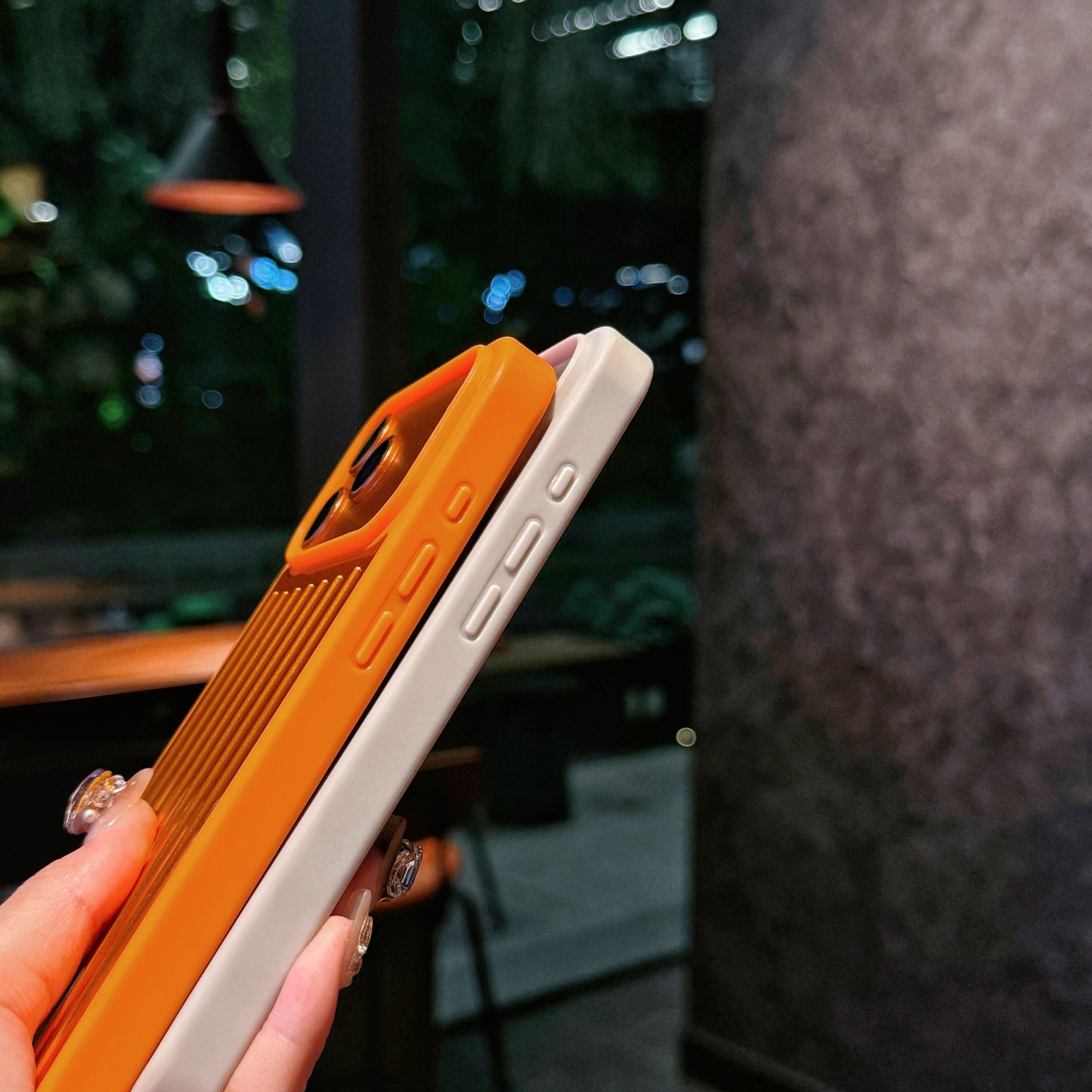 Ribbed Metallic Armor iPhone-kotelo – Tyylikäs suojaus, joka on saanut inspiraationsa matkustamisesta