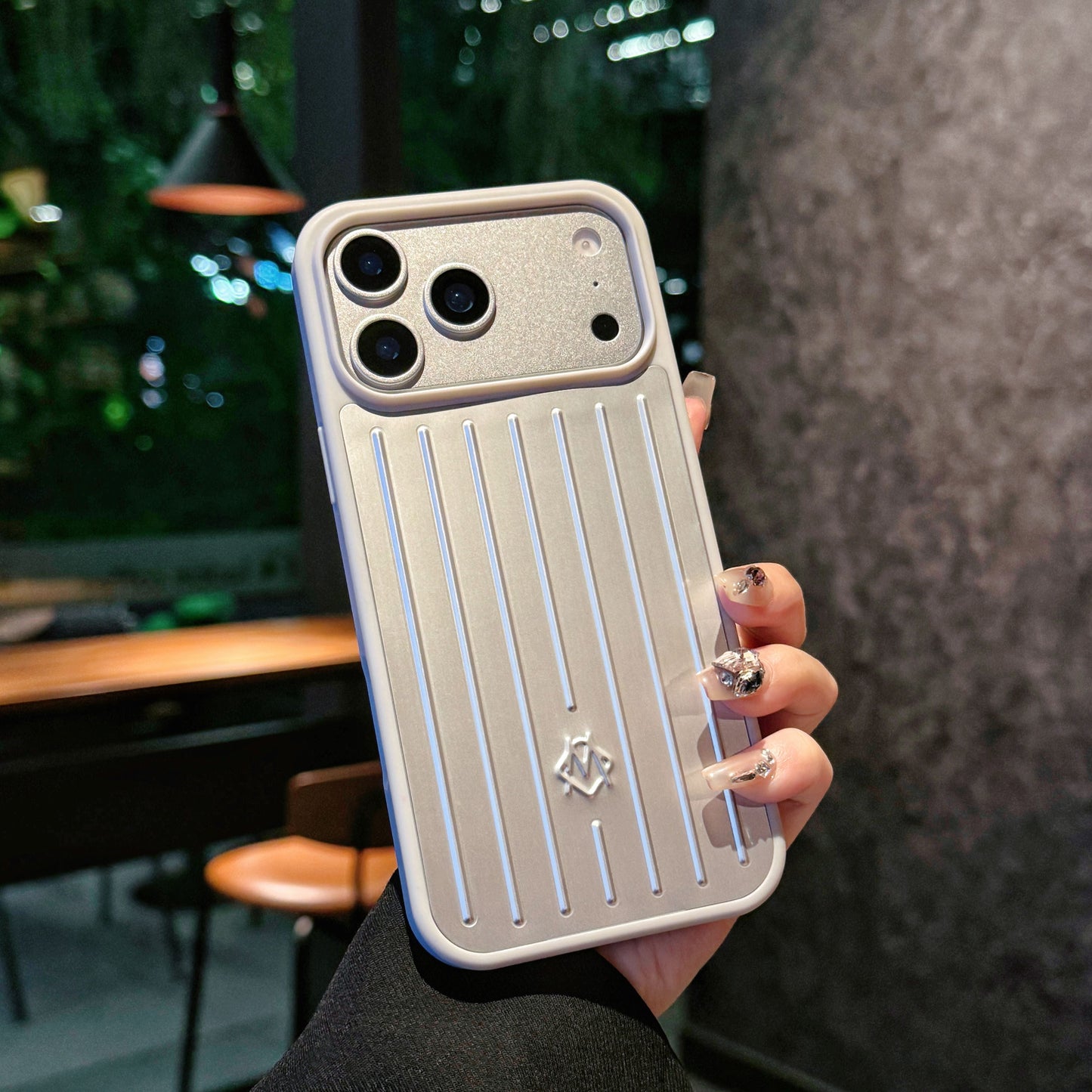 Ribbed Metallic Armor iPhone-kotelo – Tyylikäs suojaus, joka on saanut inspiraationsa matkustamisesta