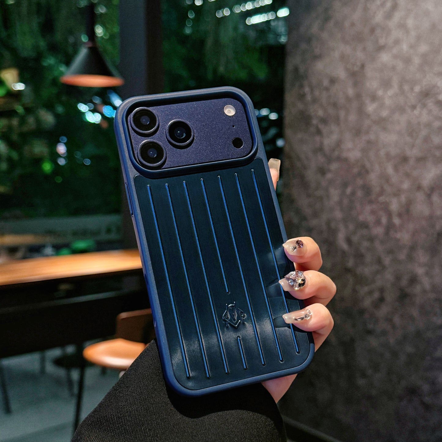 Ribbed Metallic Armor iPhone-kotelo – Tyylikäs suojaus, joka on saanut inspiraationsa matkustamisesta