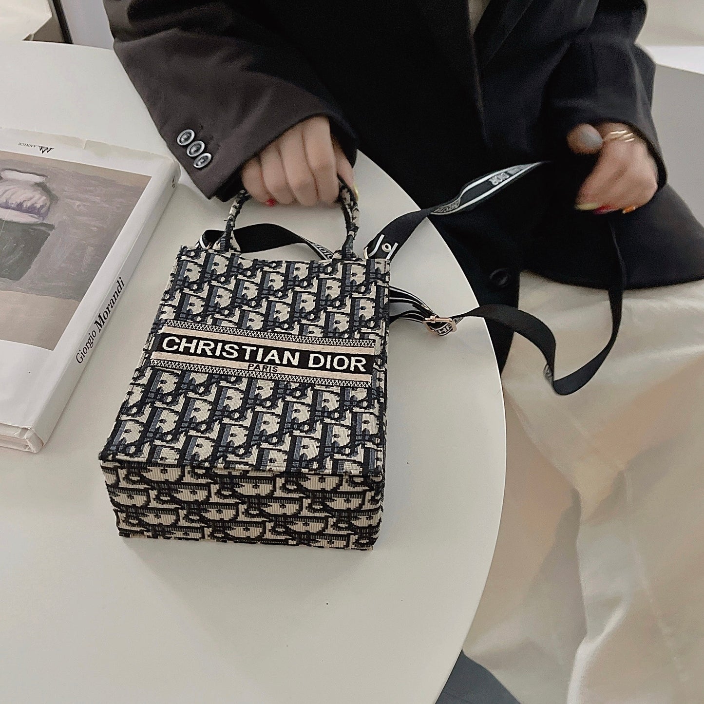 經典手提包，帶斜挎帶