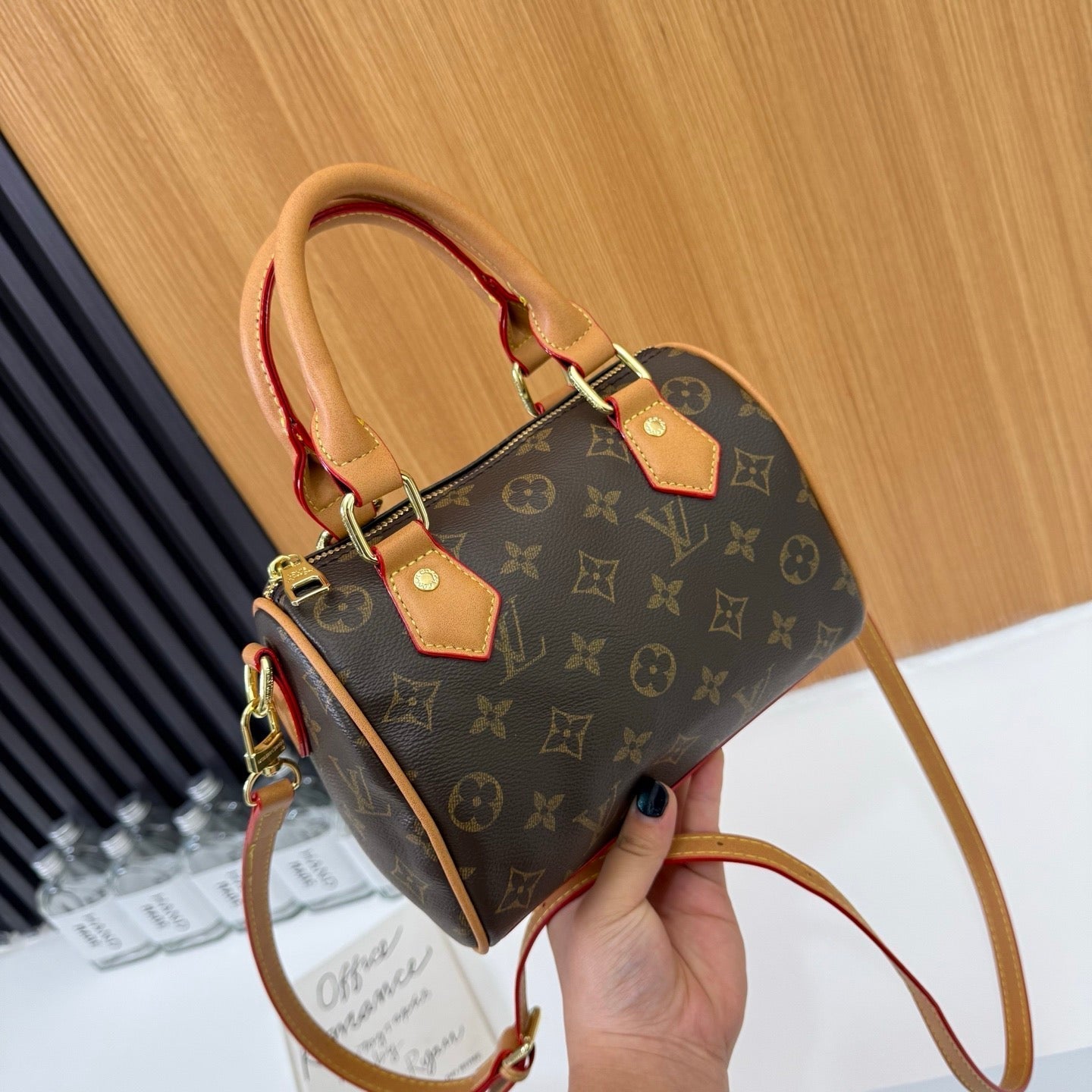 Klasszikus Monogram mini hordótáska
