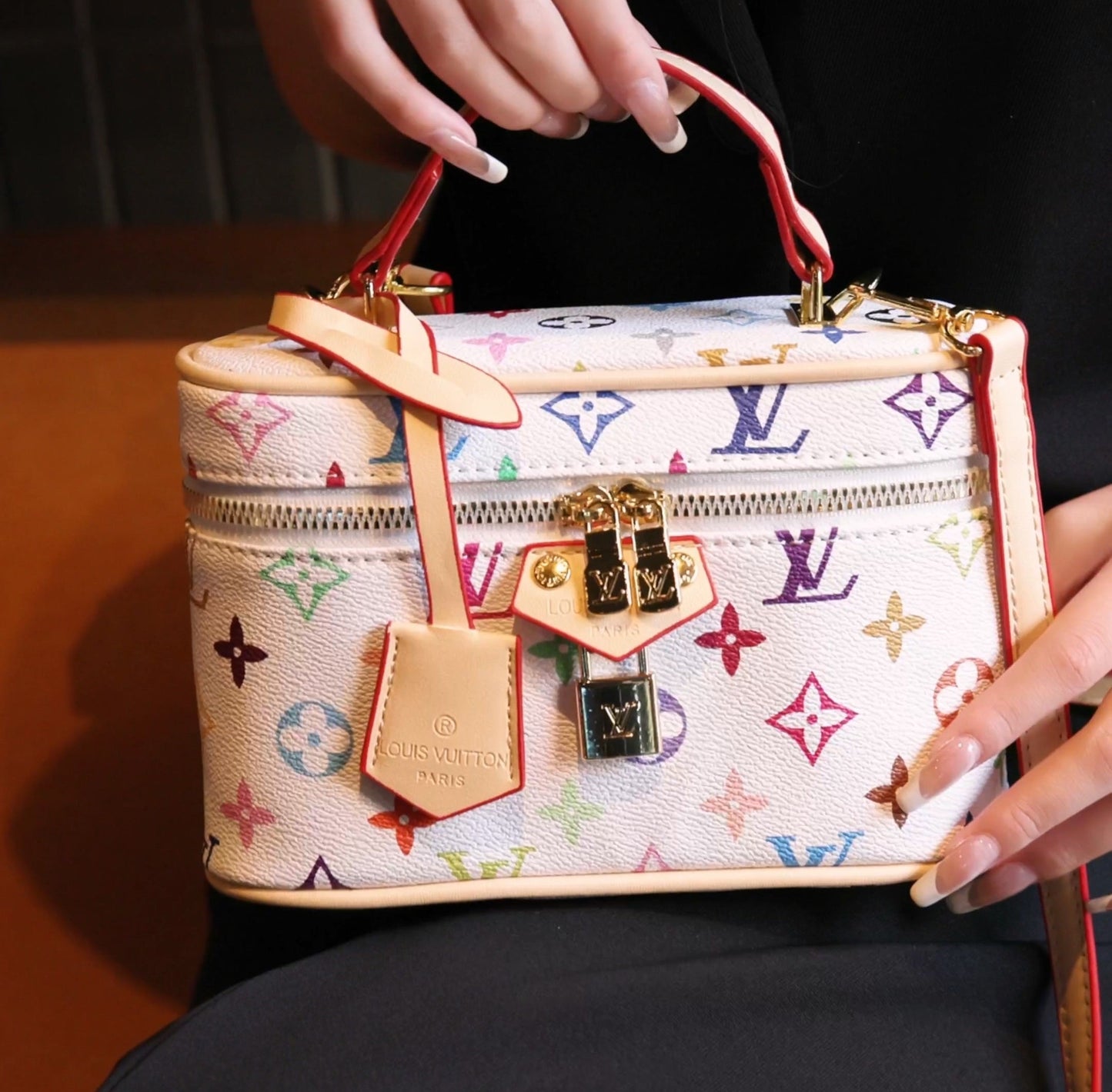 Torba do ręki Box inspirowana stylem vintage – eleganckie pudełko z monogramem