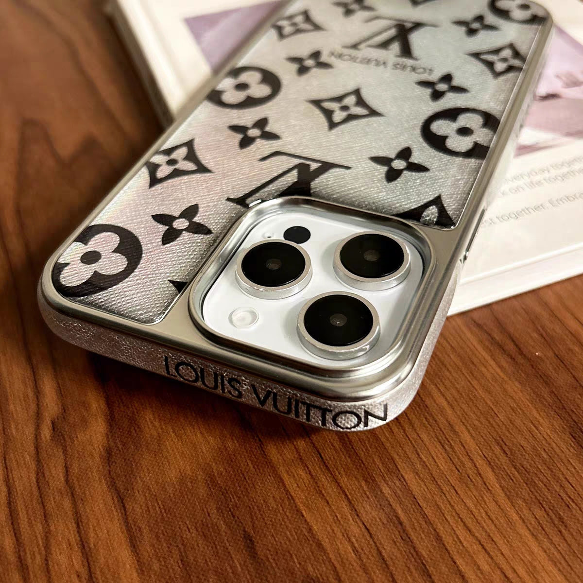 휴대전화 속 럭셔리 – 세련됨. 용감한. 상의. 아이폰 케이스