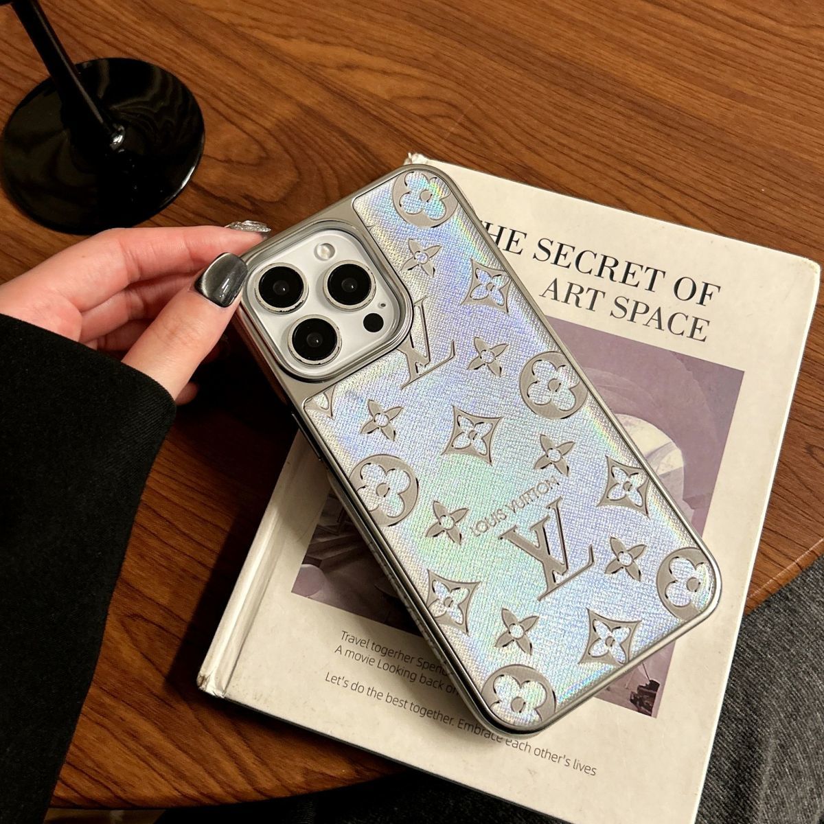 휴대전화 속 럭셔리 – 세련됨. 용감한. 상의. 아이폰 케이스