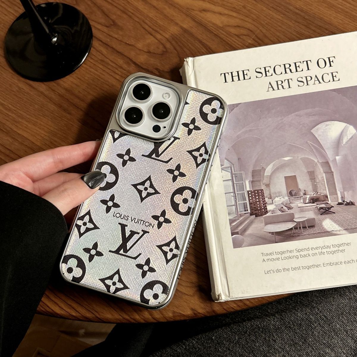 휴대전화 속 럭셔리 – 세련됨. 용감한. 상의. 아이폰 케이스