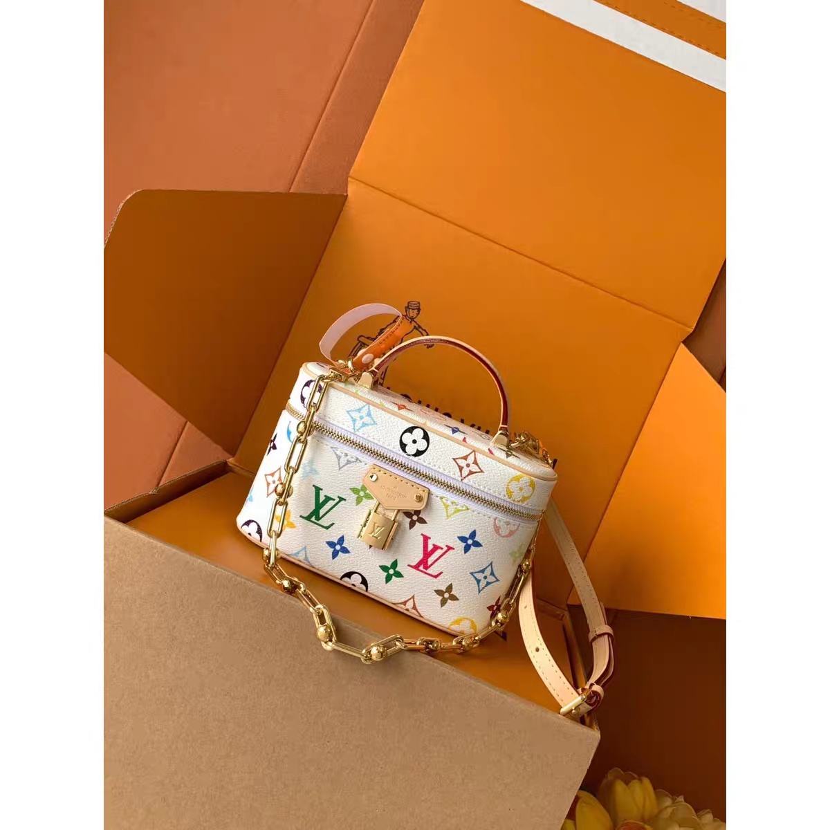 Torba do ręki Box inspirowana stylem vintage – eleganckie pudełko z monogramem