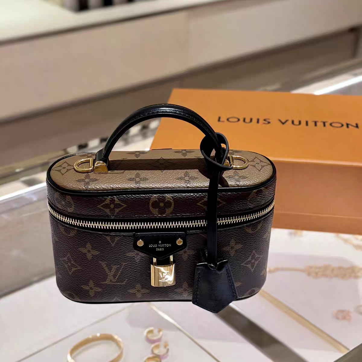 Torba do ręki Box inspirowana stylem vintage – eleganckie pudełko z monogramem