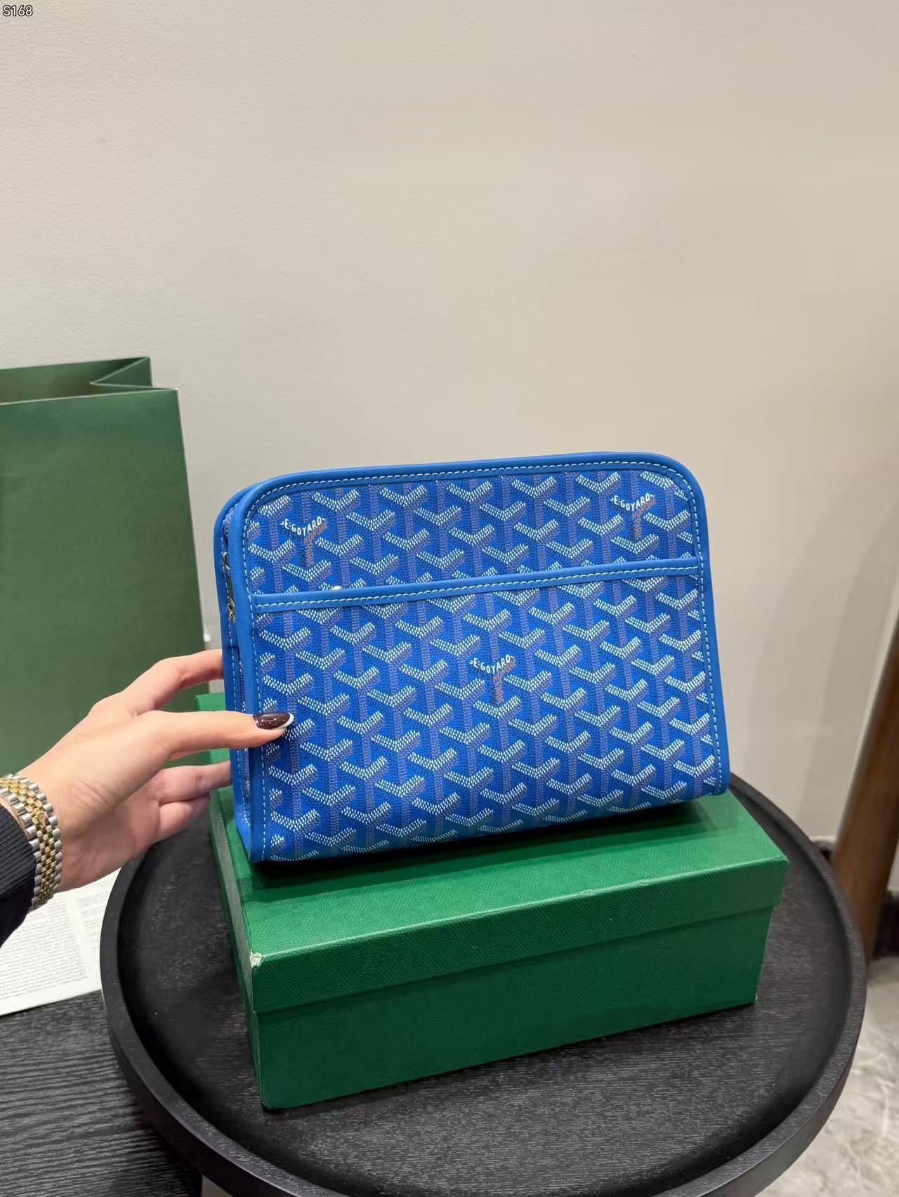 Nélkülözhetetlen clutch táska férfiaknak