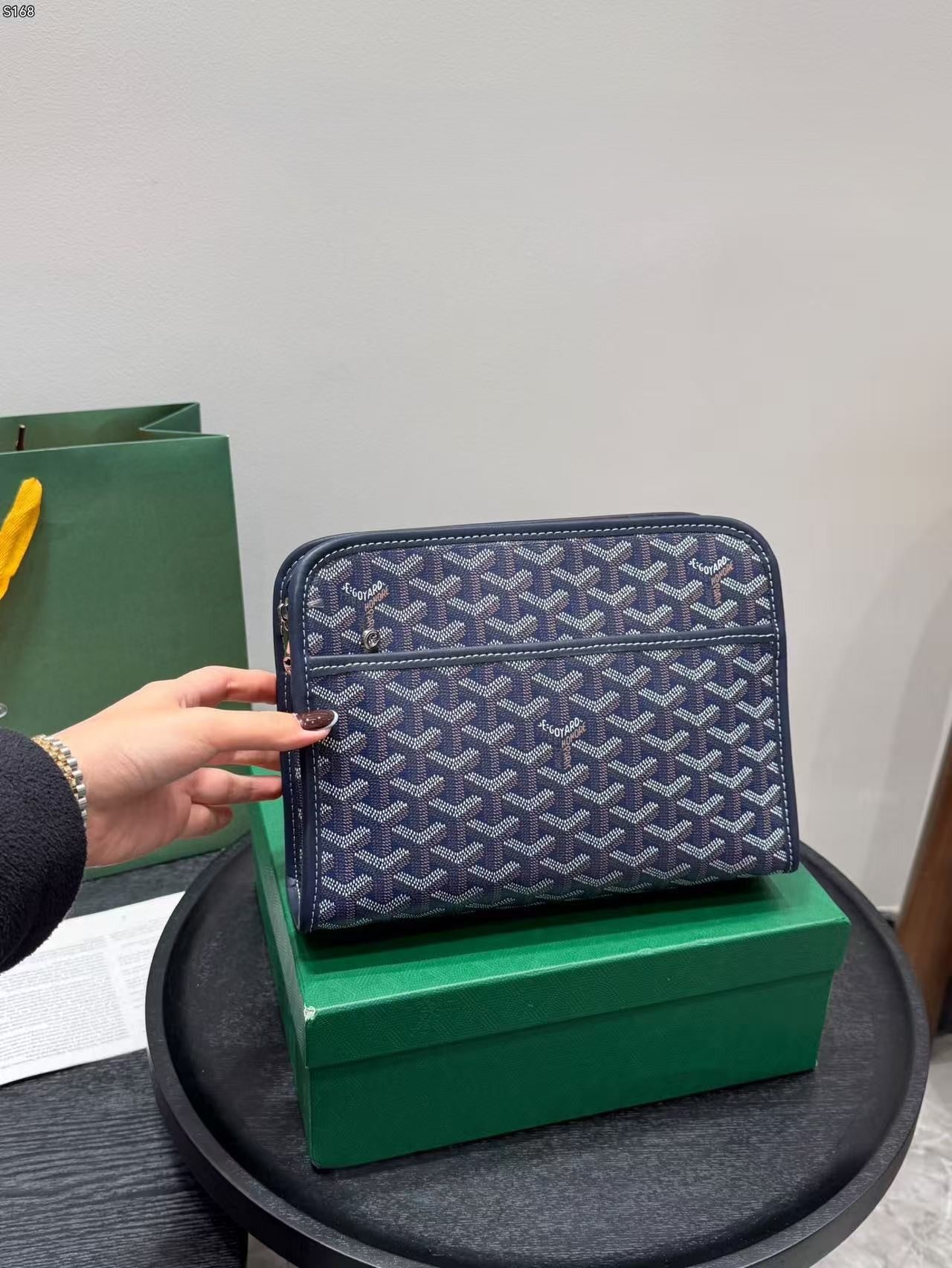 Nélkülözhetetlen clutch táska férfiaknak