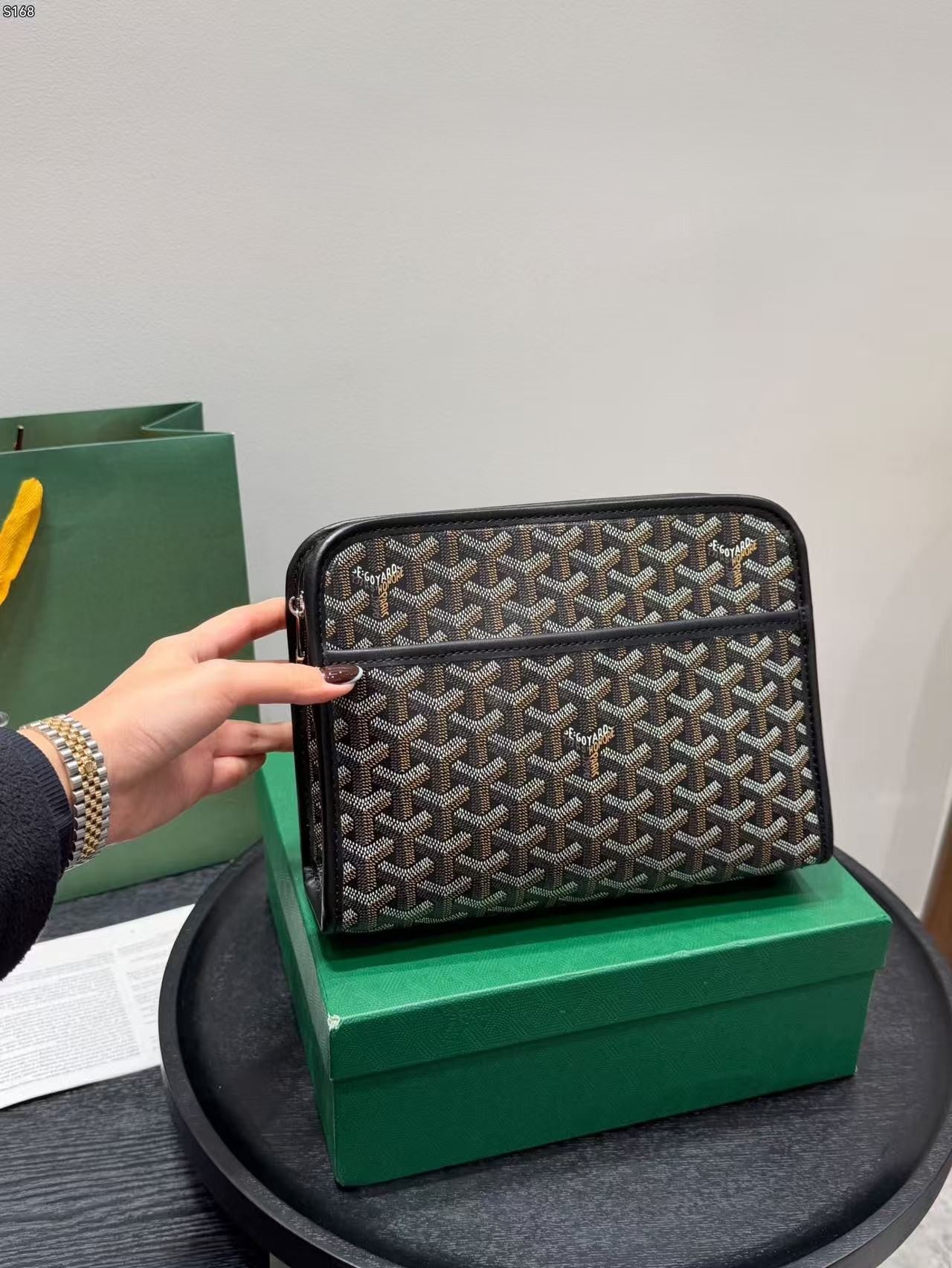 Nélkülözhetetlen clutch táska férfiaknak
