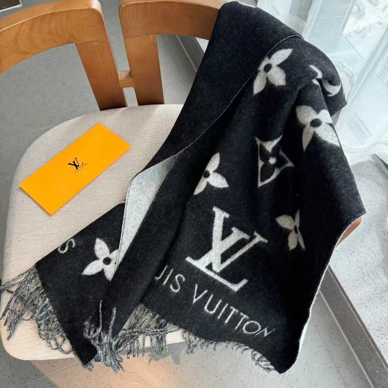 Πολυτελές πλεκτό κασκόλ με αναστρέψιμο μονόγραμμα