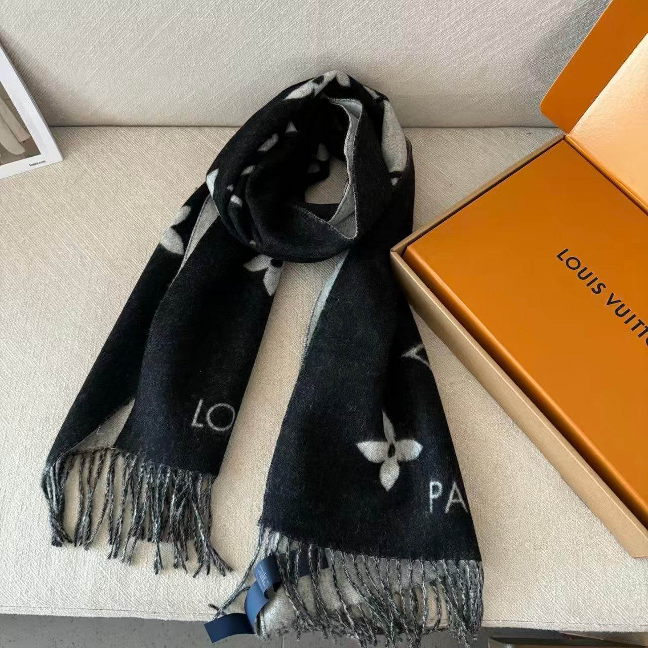 Πολυτελές πλεκτό κασκόλ με αναστρέψιμο μονόγραμμα