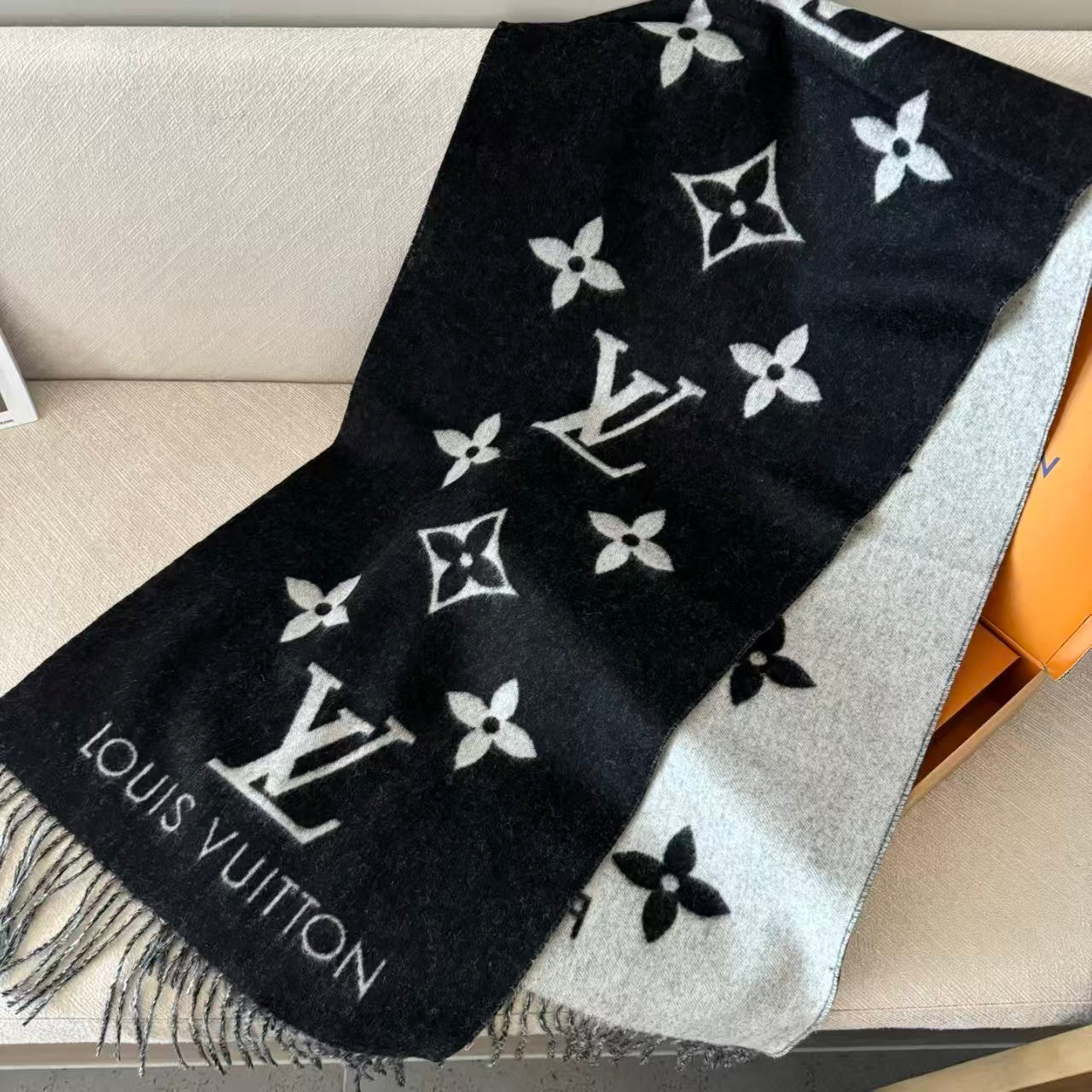 Πολυτελές πλεκτό κασκόλ με αναστρέψιμο μονόγραμμα