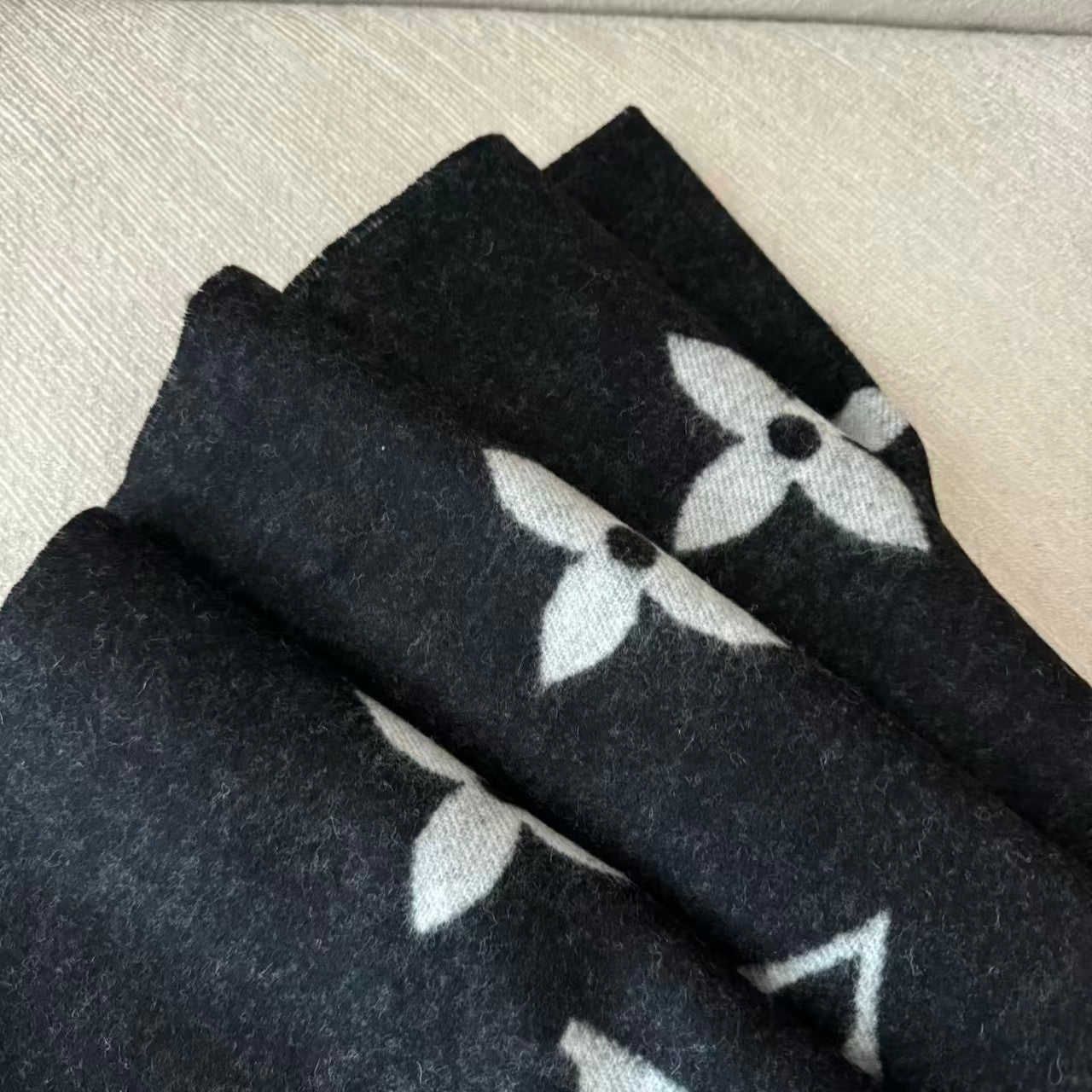 Πολυτελές πλεκτό κασκόλ με αναστρέψιμο μονόγραμμα