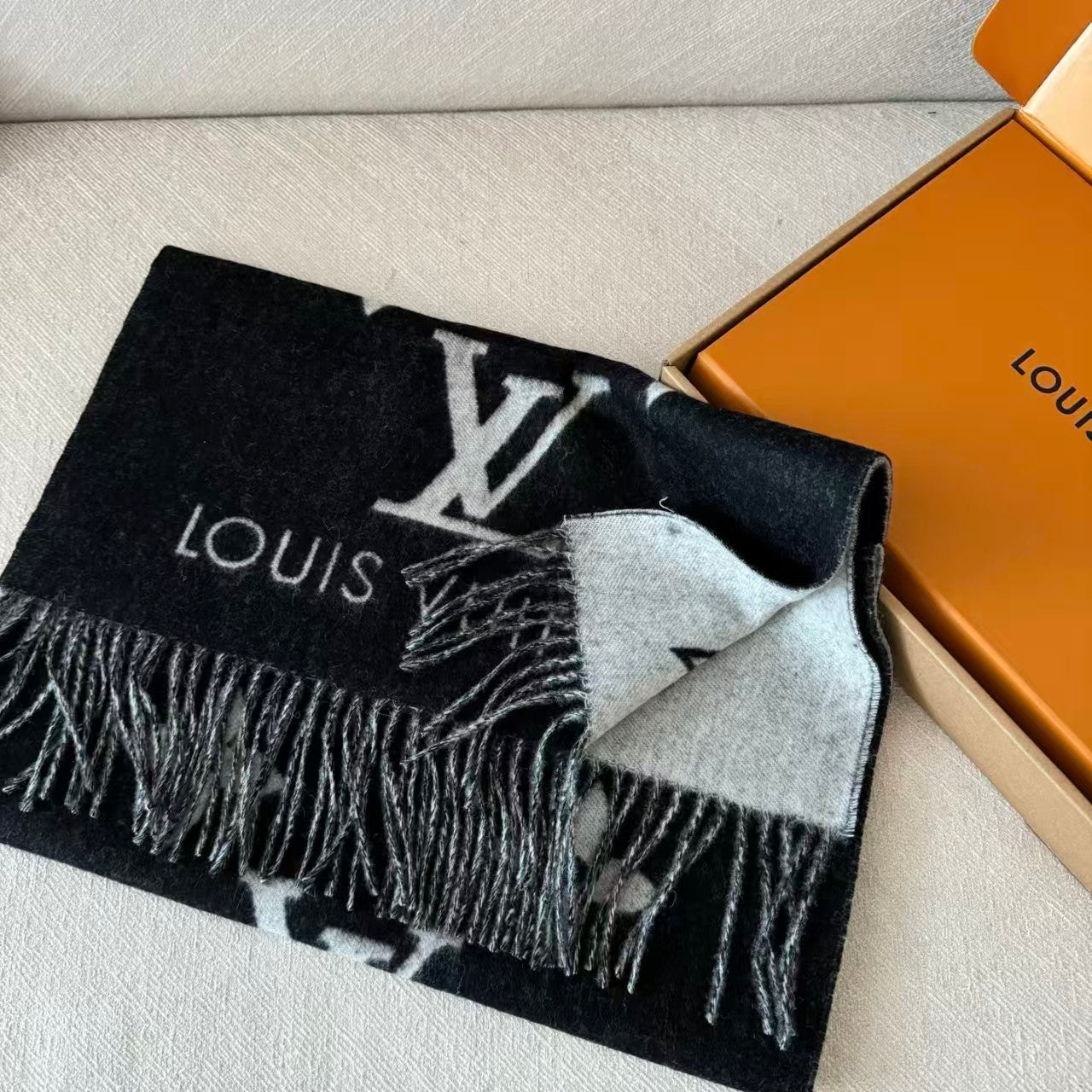 Πολυτελές πλεκτό κασκόλ με αναστρέψιμο μονόγραμμα