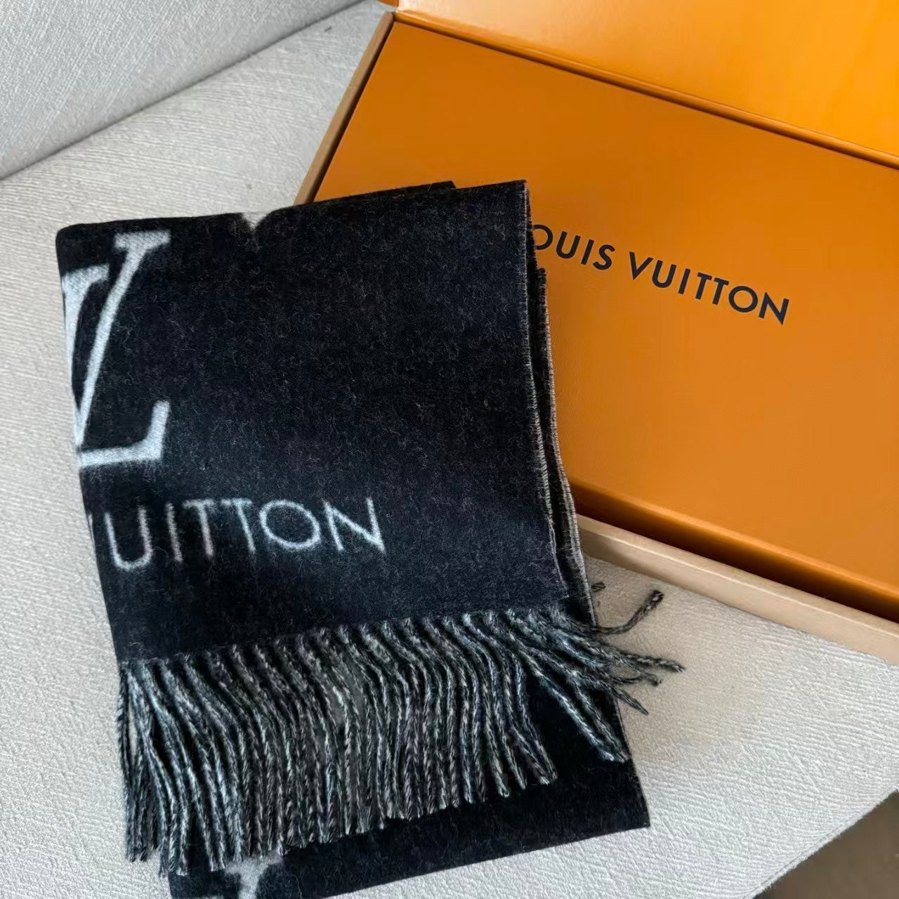 Πολυτελές πλεκτό κασκόλ με αναστρέψιμο μονόγραμμα