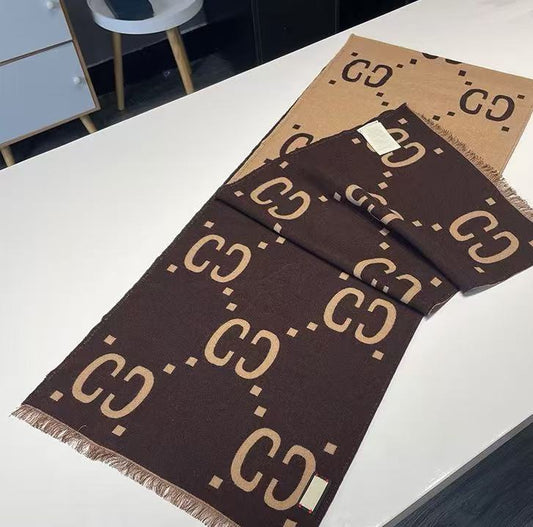 Mysig dubbelsidig stickad monogramscarf – Vinterlyx Essential