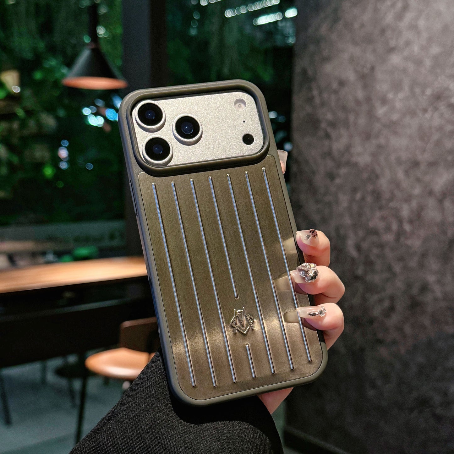 Ribbed Metallic Armor iPhone-kotelo – Tyylikäs suojaus, joka on saanut inspiraationsa matkustamisesta