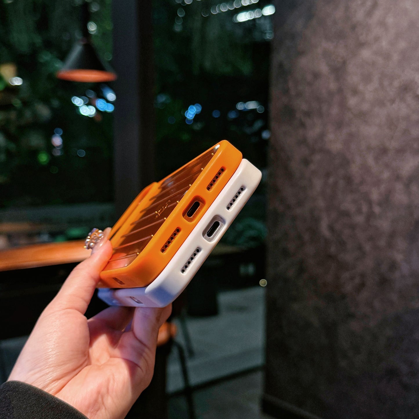 Ribbed Metallic Armor iPhone-kotelo – Tyylikäs suojaus, joka on saanut inspiraationsa matkustamisesta