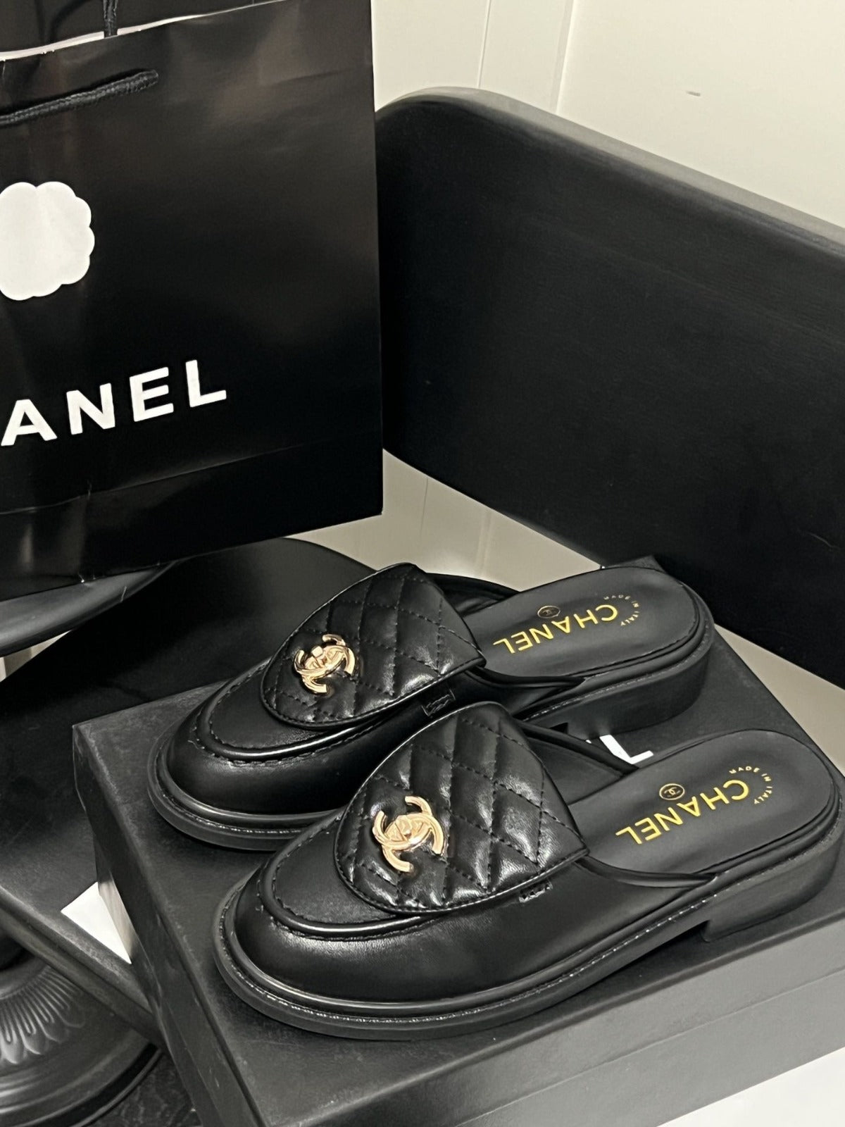 Lichte luxe gewatteerde muiltjes met metalen gesp